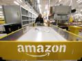 Una empleada trabaja en el centro de distribución de Amazon en Alemania