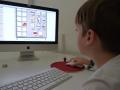 Un niño en el ordenador conectado a Internet