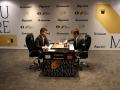 Ian Nepomniachtchi y Magnus Carlsen en la apertura de la undécima partida del campeonato