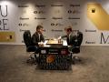 Ian Nepomniachtchi y Magnus Carlsen en la apertura de la undécima partida del campeonato