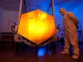 Un segmento de espejo del telescopio James Webb, después de ser recubierto con oro