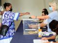 Una ciudadana de Nueva Caledonia votando en el tercer referéndum sobre la independencia del territorio