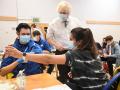 Boris Johnson visitando un centro de vacunación