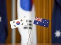 Las banderas de Corea del Sur y de Australia durante la firma del acuerdo