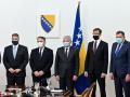 El presidente serbobosnio, Milorad Dodik, junto con los demás líderes de Bosnia y representantes de EEUU y la UE
