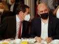 El secretario general de CCOO, Unai Sordo (d), conversa con el presidente de CEOE, Antonio Garamendi