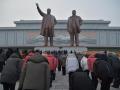 Norcoreanos se inclinan ante las estatuas de Kim Jong-un y su padre Kim Jong-il