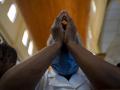 Una mujer reza en una iglesia de Puerto Príncipe, Haití