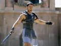 Gladiator (sábado 18, a las 15:40, en Cuatro)
Siempre es buen momento para volver a disfrutar de Gladiator. O, para quien aún no la haya visto, descubrir este excelente filme de 2001 dirigido por Ridley Scott y protagonizado por Russell Crowe, Joaquin Phoenix, Connie Nielsen y Richard Harris. Cinco Oscar –los correspondientes a mejor película, mejor actor (Russell Crowe), diseño de vestuario, sonido y efectos visuales– y un total de 12 nominaciones fue la cosecha de Gladiator.