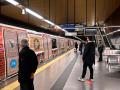 Varias personas hacen uso del tren de la línea 6 de metro de Madrid decorado con motivos navideños