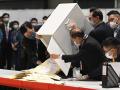 Vaciado de urnas en Hong Kong tras las elecciones