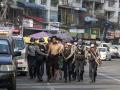 Militares birmanos detienen a un manifestante, imagen de archivo