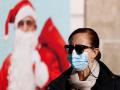 Una mujer porta una mascarilla quirúrgica en la calle, tras la vuelta a la obligatoriedad, esta Navidad