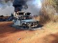 Los vehículos quemados tras el ataque a 35 civiles