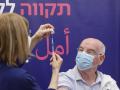 Un participante en el ensayo recibe la cuarta dosis de la vacuna de Pfizer, este lunes en Israel