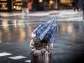Mujer caminando bajo la lluvia en el norte de España
