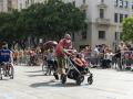 Un niño con movilidad reducida compite en agosto en la primera Carrera Infantil Adaptada en las fiestas de Sant Roc (Barcelona)