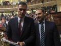 El presidente, Pedro Sánchez, junto al exministro de Transportes, José Luis Ábalos, en el Congreso