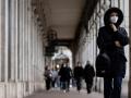 Peatones con mascarilla en París