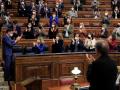 El presidente del Gobierno, Pedro Sánchez (i), recibe los aplausos de los miembros del Gobierno y de la bancada socialista tras la aprobación este martes de manera definitiva de los Presupuestos de 2022