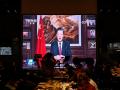 Ciudadanos chinos siguen el discurso de Xi Jinping en un restaurante