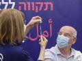 Un hombre recibe la cuarta dosis de la vacuna en Israel