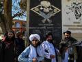 El responsable talibán de cultura de la provincia de Ghazni muestra los restos de la base estadounidense
