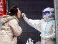 Una mujer se somete a un test COVID en Xi'an