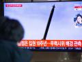 Un hombre sigue las noticias del lanzamiento en la televisión surcoreana
