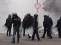 Policías tratan de contener a los manifestantes en Almaty