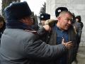 La policía retiene a un manifestante en Almaty, Kazajistán