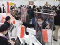 Decenas de japoneses se agolpan en un centro comercial de Tokio el pasado 1 de enero