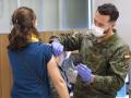 Un militar colabora en la vacunación en Baleares