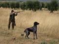 Un cazador, junto a su perro
