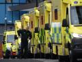 Varias ambulancias frente a la puerta del Royal London Hospital