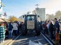 Un tractor circula por una carretera en una manifestación de profesionales de la ganadería