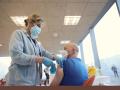 Una enfermera inyecta la vacuna contra el Covid-19, en el Hospital Infanta Sofía