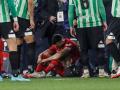 El centrocampista del Sevilla Joan Jordán tras recibir el impacto de un palo tirado desde la grada del campo del Betis
