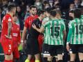 El árbitro De Burgos Bengoetxea (4-i) manda a vestuarios a los jugadores de la agresión