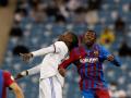 Dembélé lucha con Camavinga por un balón durante la semifinal de la Supercopa
