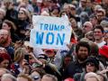 Seguidores de Trump defienden en pancartas que no perdió las elecciones a la Casa Blanca