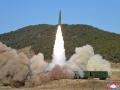 Fotografía de lanzamiento de misiles distribuida por Corea del Norte