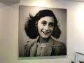 Cuadro de Ana Frank en la casa museo ubicada donde ella y su familia estuvieron escondidos de los nazis