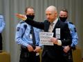 El asesino en serie Anders Behring Breivik posa mientras efectúa un saludo nazi