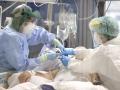 Enfermeras tratan a un paciente infectado por covid en la Unidad de Críticos del hospital bilbaíno de Basurto