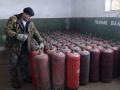 Un trabajador ucraniano se prepara para cargar contenedores de gas en la ciudad de Brovary al noroeste de Kiev
