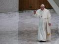 El Santo Padre saluda a los fieles asistentes a la audiencia general el pasado miércoles