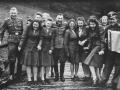 Una fotografía del álbum de Höker muestra a los trabajadores de Auschwitz cantando y riendo divertidos