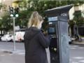 Una joven utiliza un parquímetro del Servicio de Estacionamiento Regulado