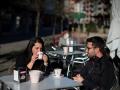 Dos clientes en la terraza de un bar de Ourense, Galicia